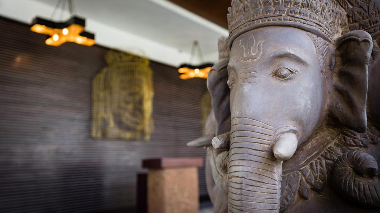 Shintana Saya La Maison Сиемрип Экстерьер фото A statue of Ganesha at the hotel
